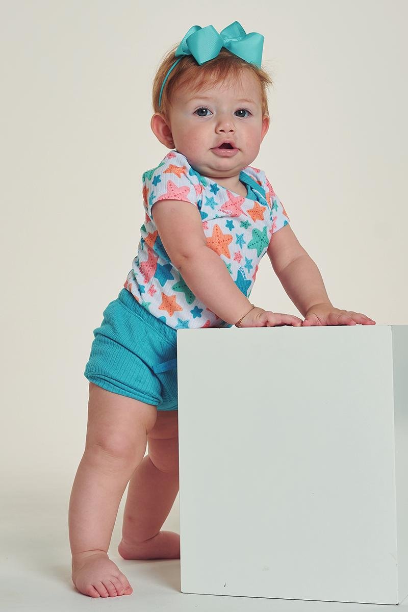 conjunto boddie estampado e shorts colorido estrelas do mar