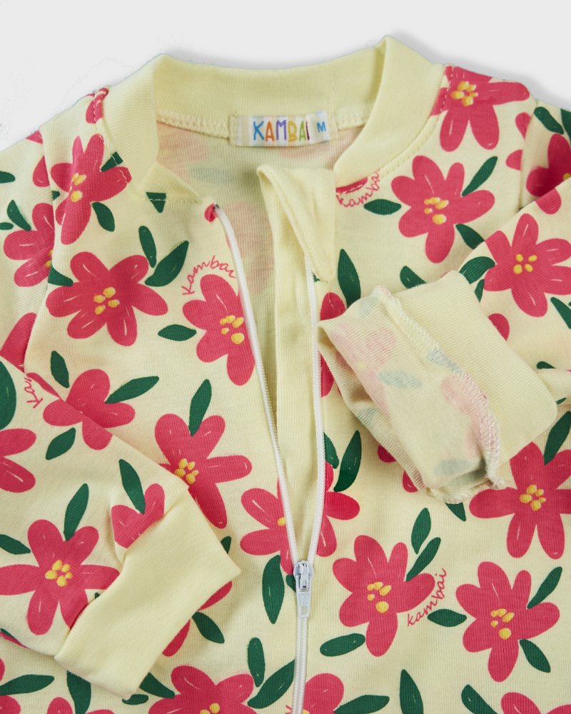 07 macacao longo bebe de malha suedine estampa flores amarelo claro
