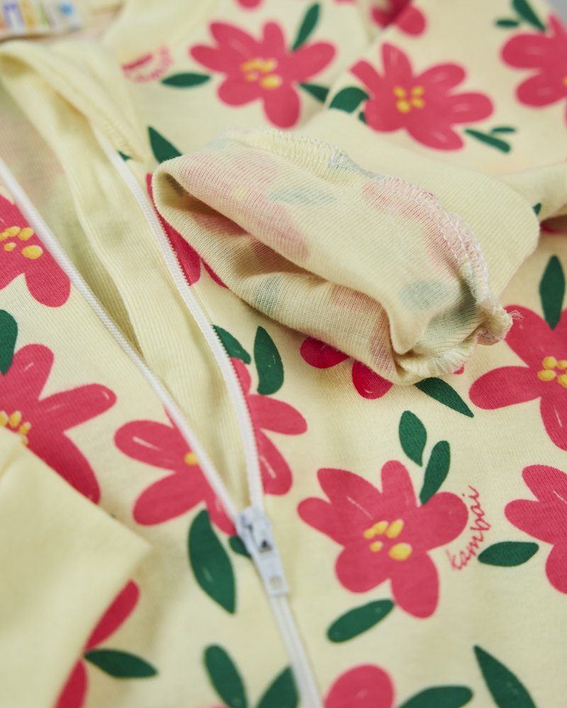 08 macacao longo bebe de malha suedine estampa flores amarelo claro