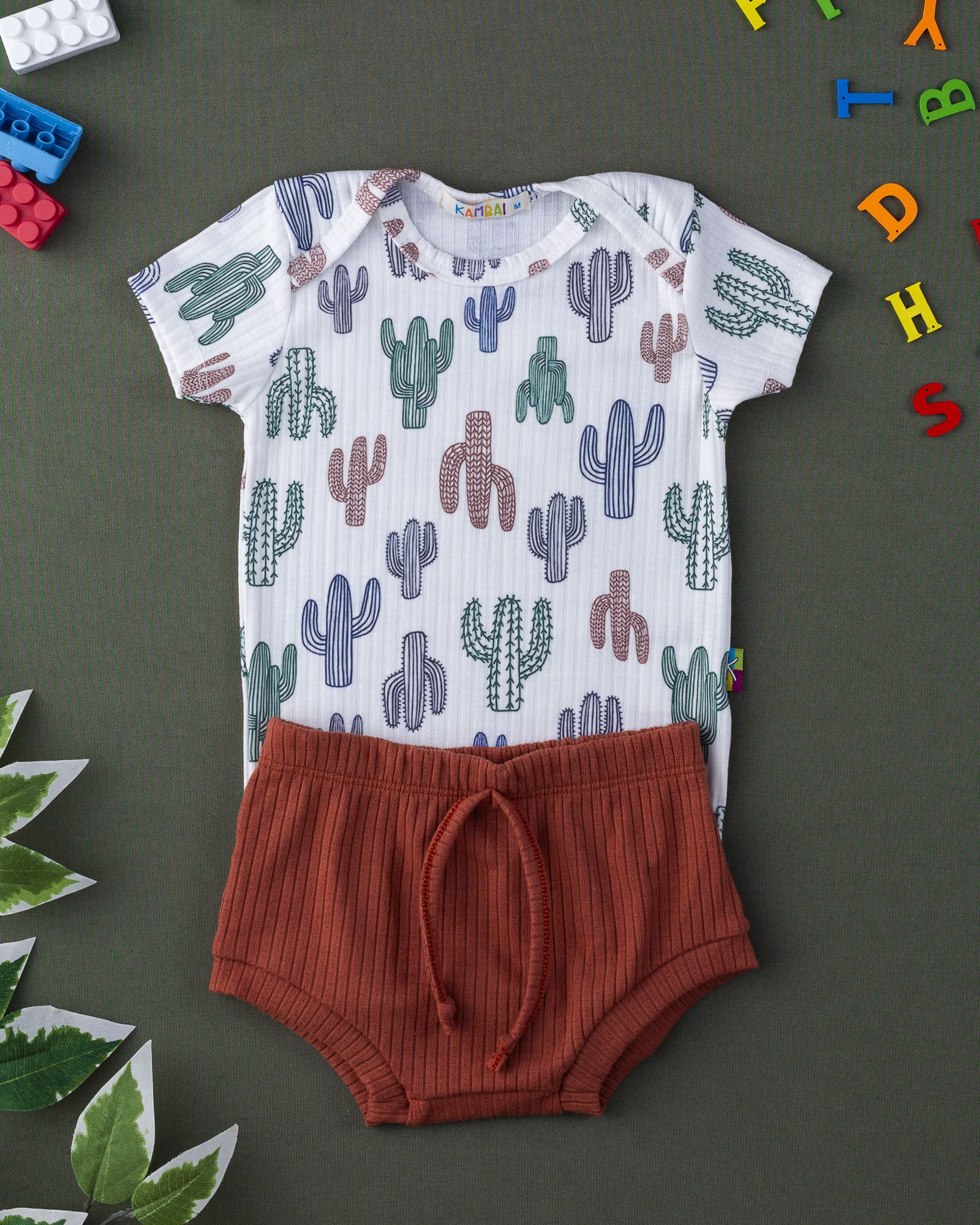 01 conjunto body estampado cactos e tapa fralda