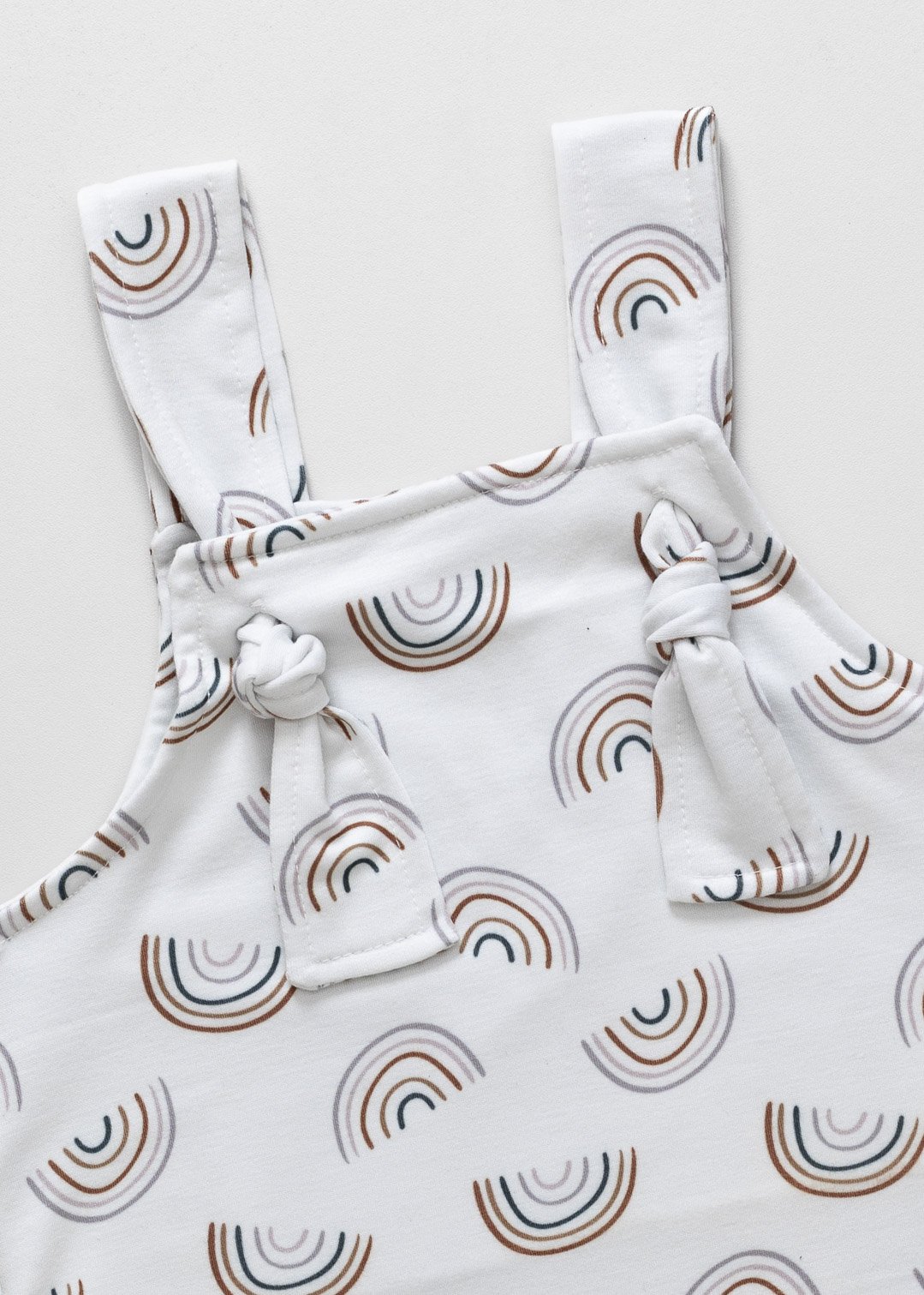 02 jardineira curta bebe minimalista arco iris