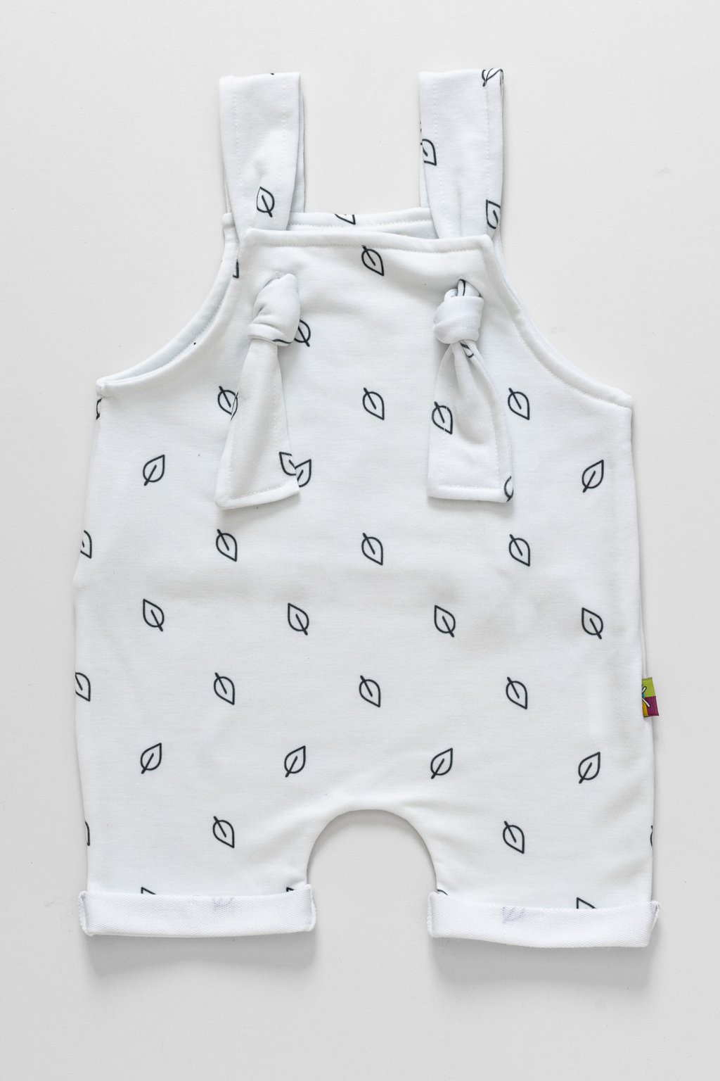 01 jardineira curta bebe minimalista folhas