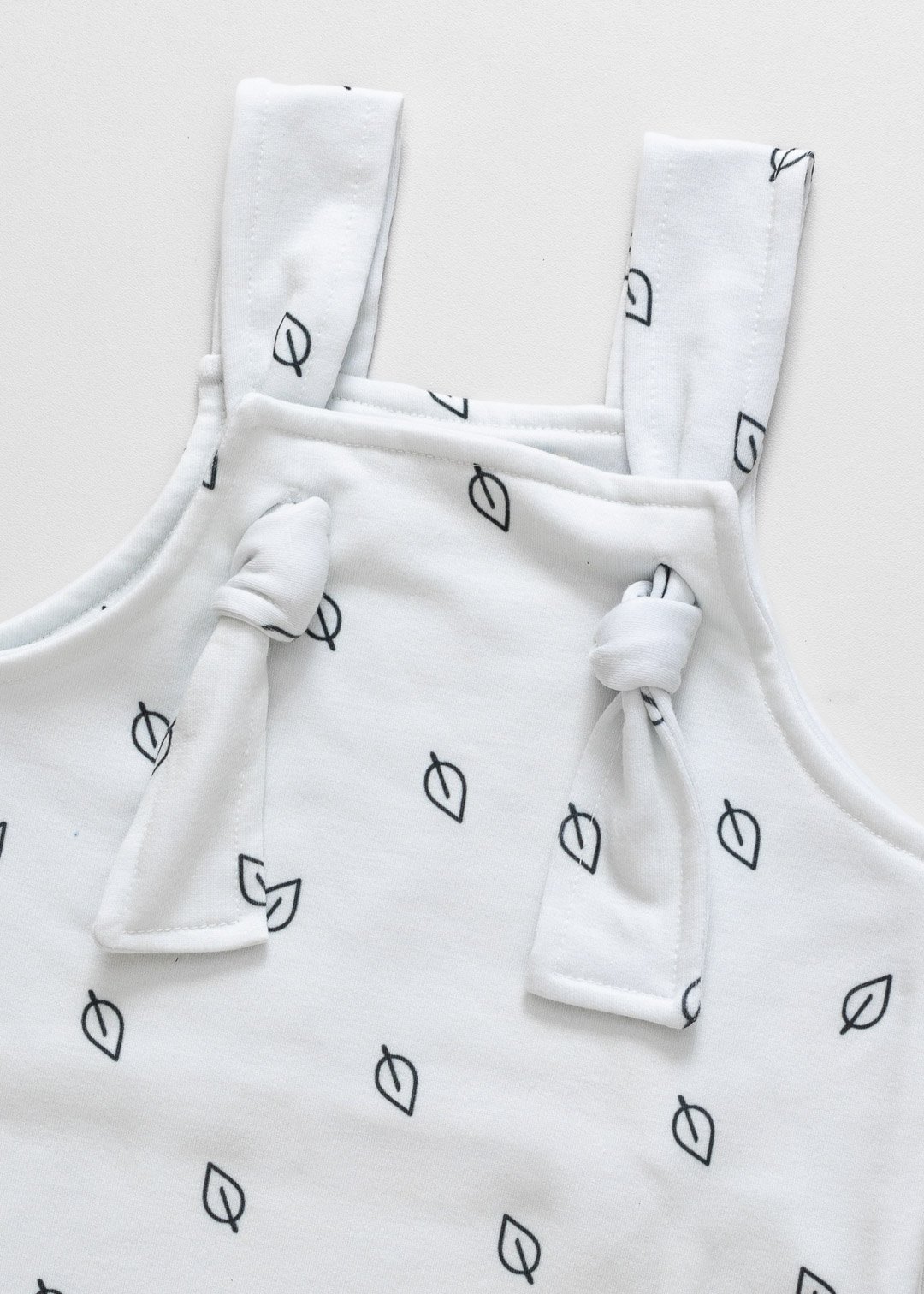 02 jardineira curta bebe minimalista folhas