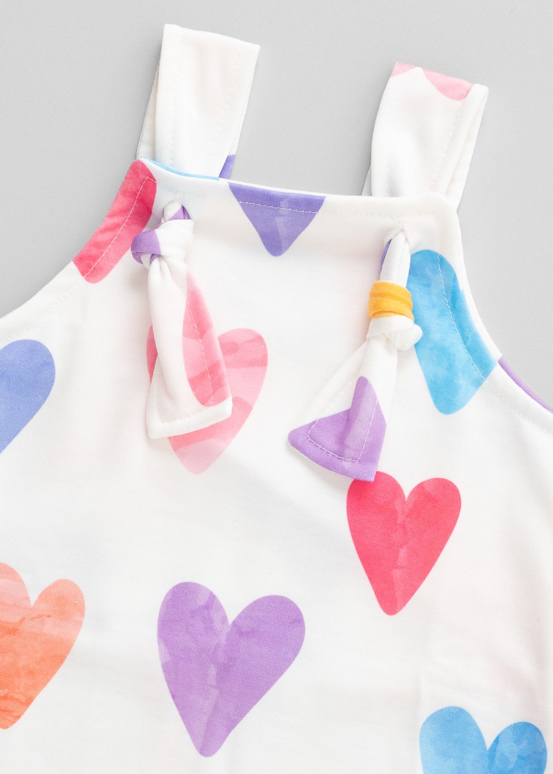 02 jardineira curta bebe coracao aquarela