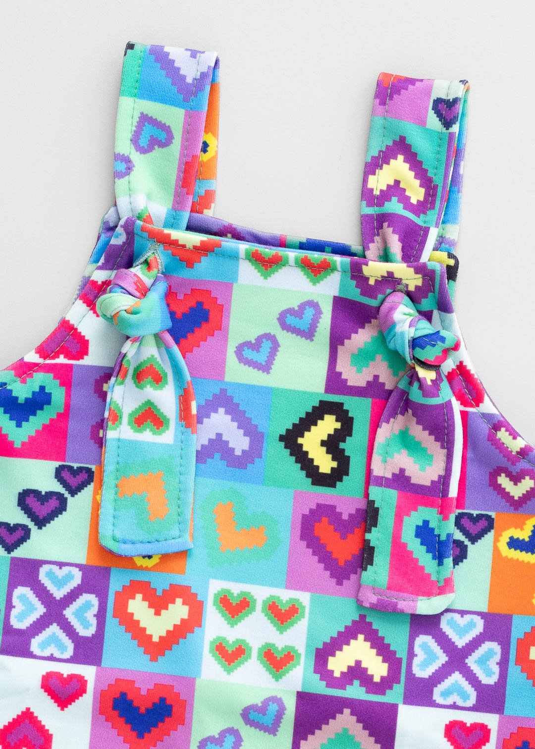 05 jardineira curta bebe coracao pixel