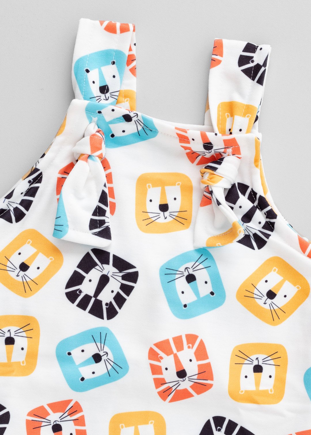 02 jardineira curta bebe leao