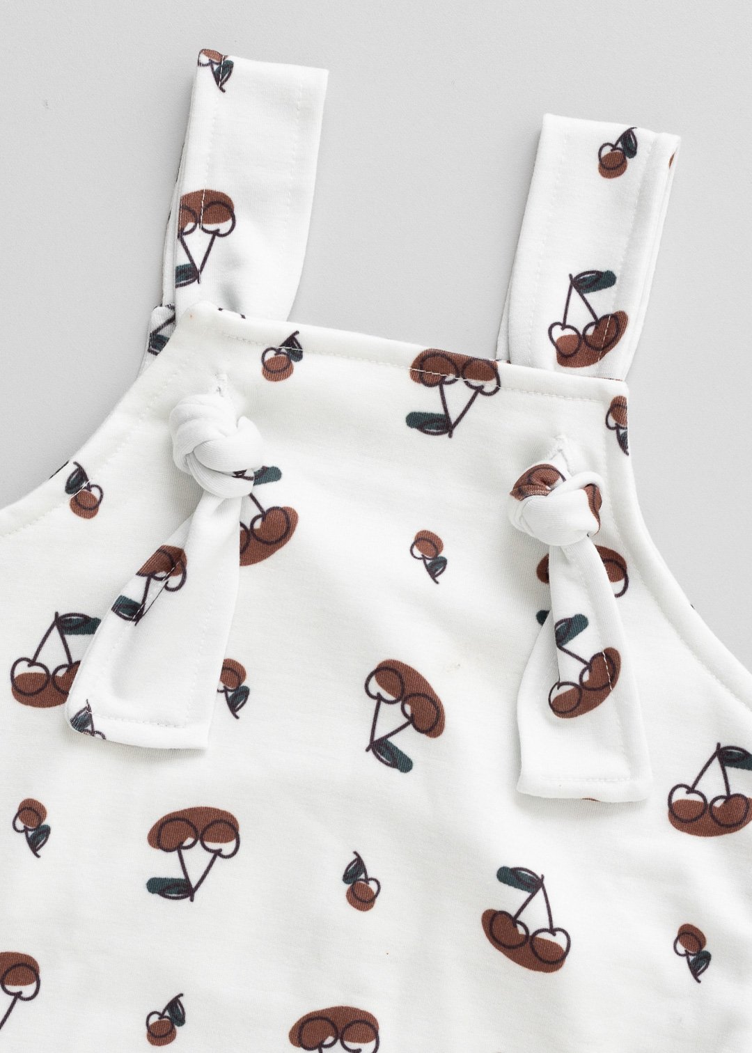 02 jardineira curta bebe minimalista cereja