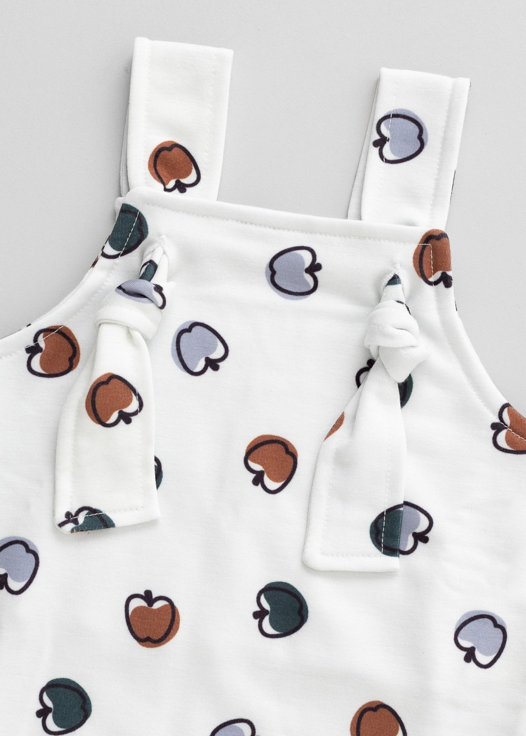 02 jardineira curta bebe minimalista maca