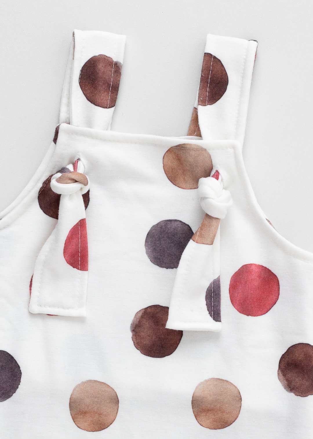 02 jardineira curta bebe minimalista poa aquarela