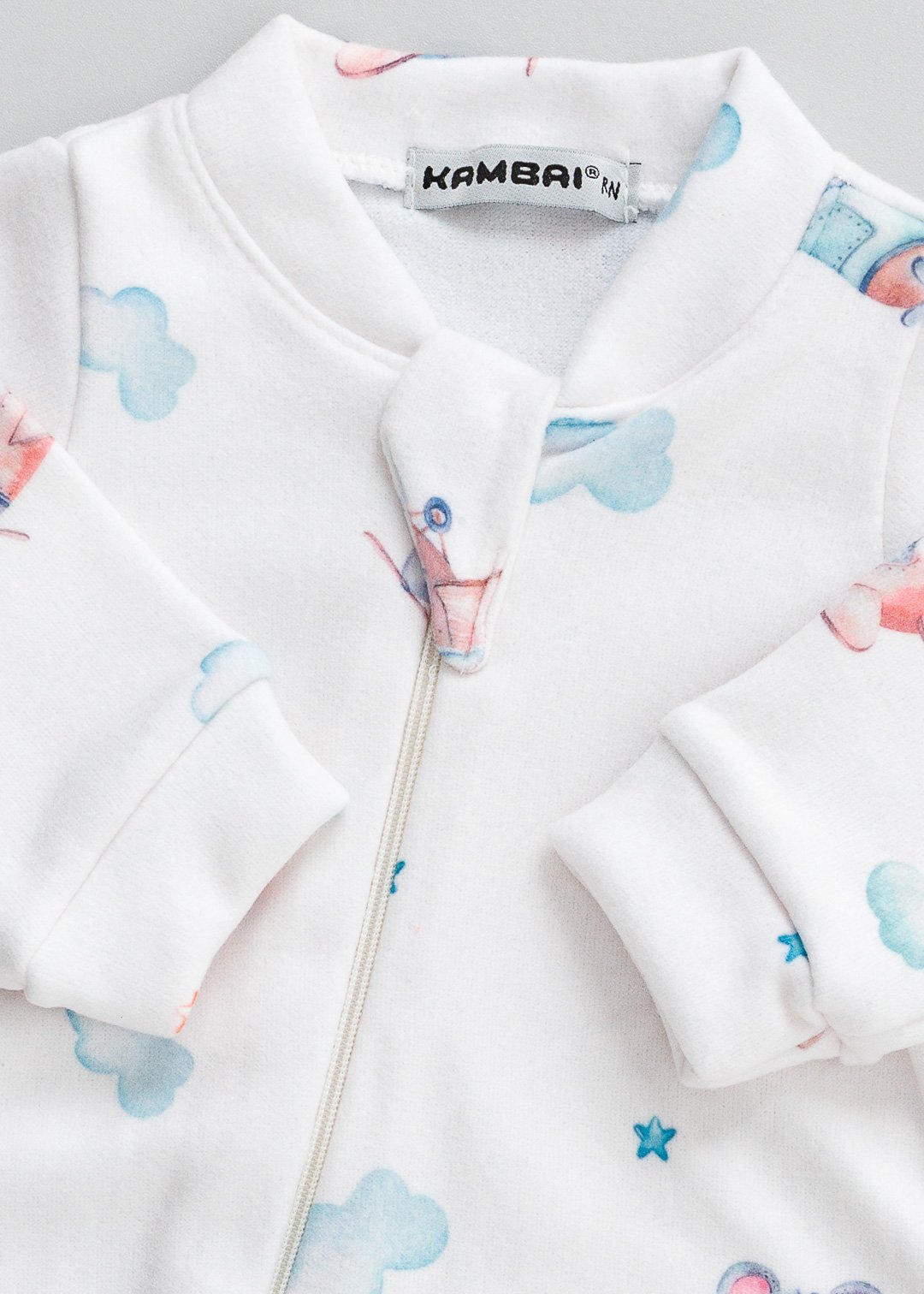 Bebê confortável com Macacão Soft Kambai