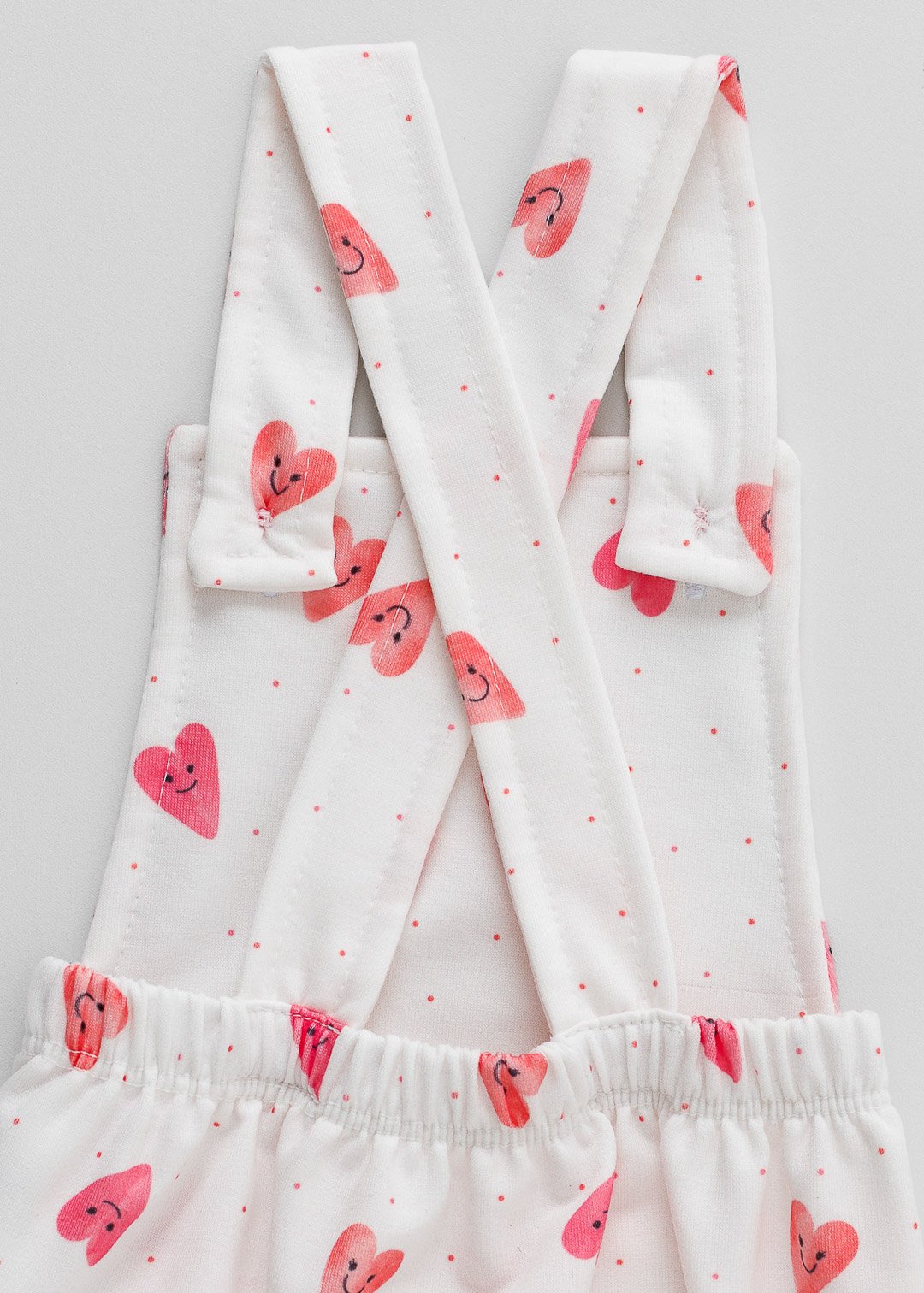 04 romper jardineira bebe coracoes rosas