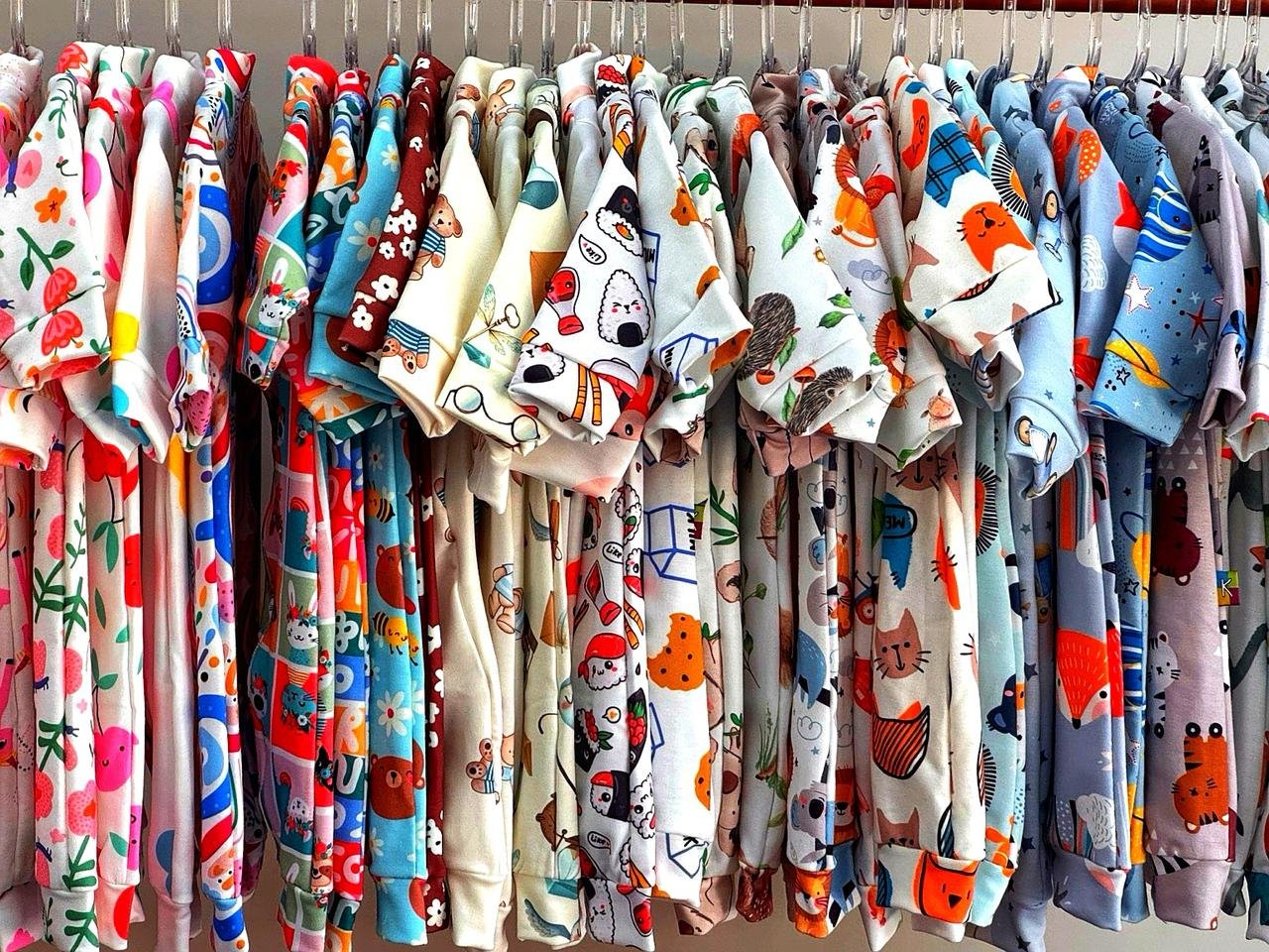 Macac&otilde;es Kambai coloridos suspensos