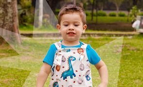 Bebê correndo usando jardineira Kambai dinossauros