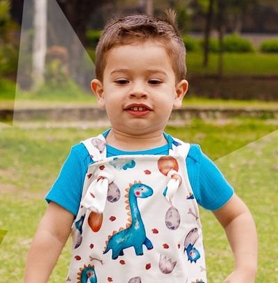 Bebê correndo usando jardineira Kambai dinossauros